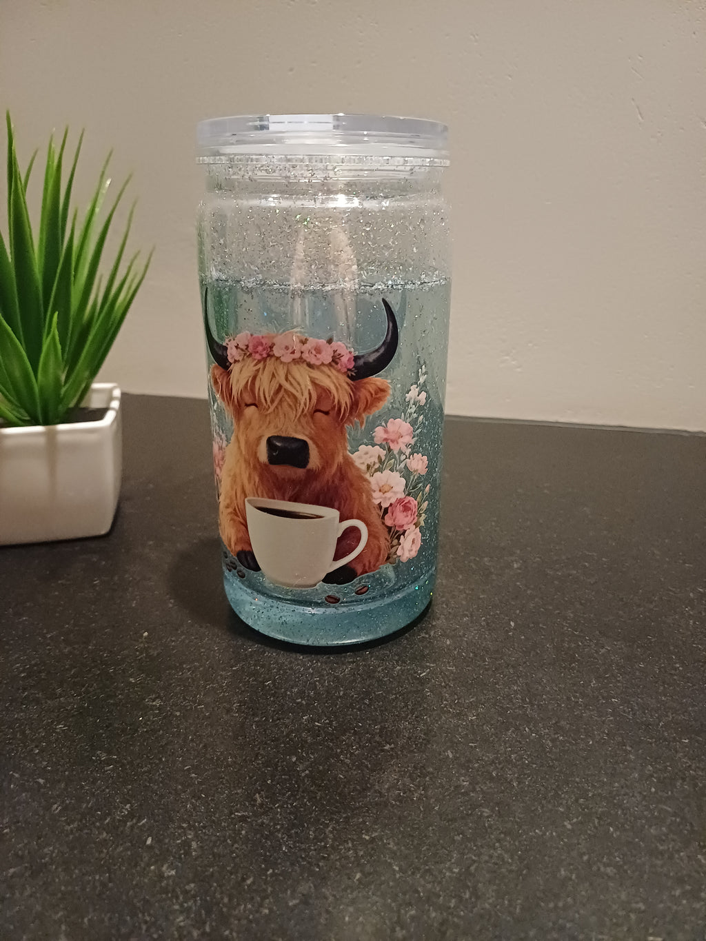 Snowball Tumbler – Glitzer Highlandkuh mit Kaffee