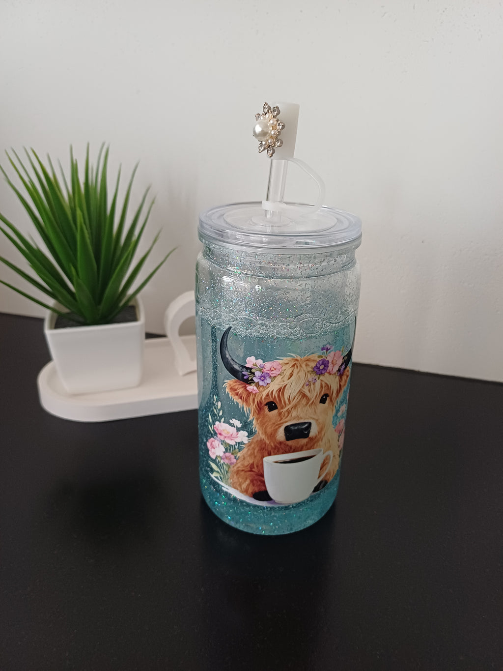 Snowball Tumbler – Glitzer Highlandkuh mit Kaffee